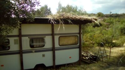 Wohnwagen mit neuer Überdachung